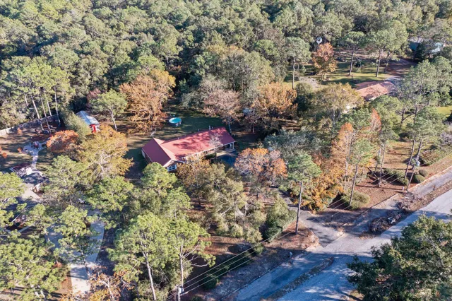 a view of a houses with a yard