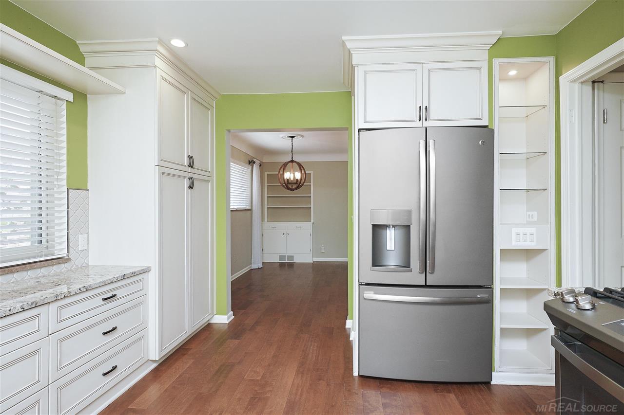 1622 Prestwick Road Grosse Pointe, MI 48236 - Photo 12 of 39 50047451-11.JPG