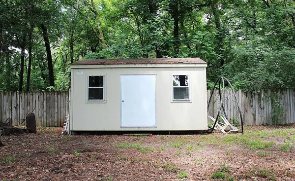 a view of a house with backyard