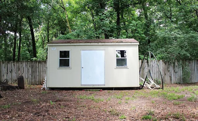 a view of a house with backyard