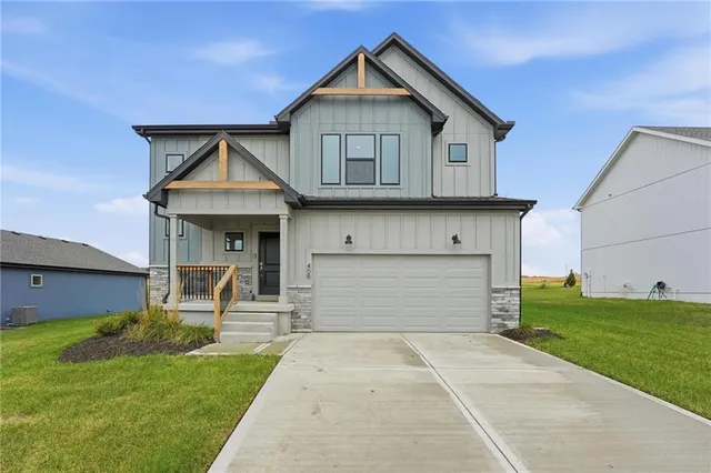 $385,950 | 408 Woodview Drive, Raymore, MO 64083