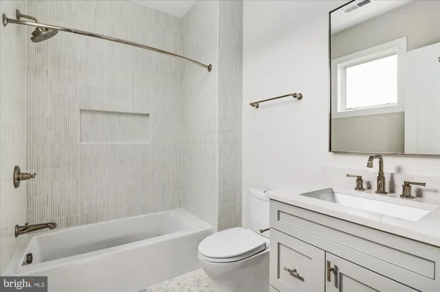 a view of a house with backyard and garden