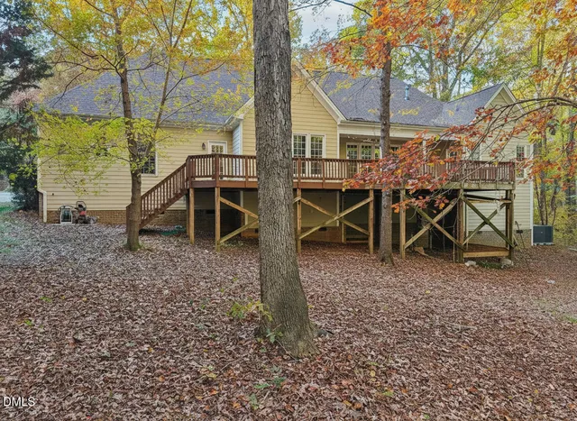 a view of a house with backyard