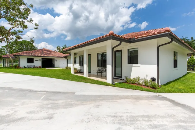 a view of front of house with a small yard
