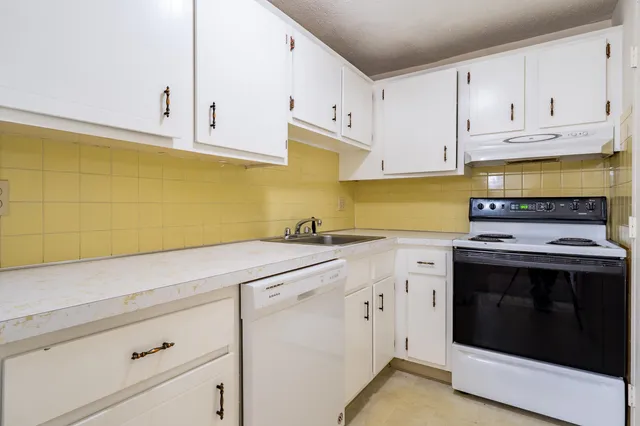 $210,000 | 5 Silvestri Circle, Unit 4, Derry, NH 03038