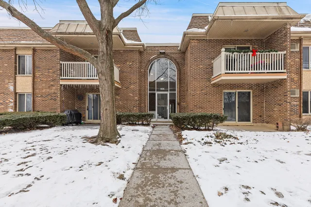 $249,900 | 906 West Alleghany Drive, Unit 2A, Arlington Heights, IL 60004