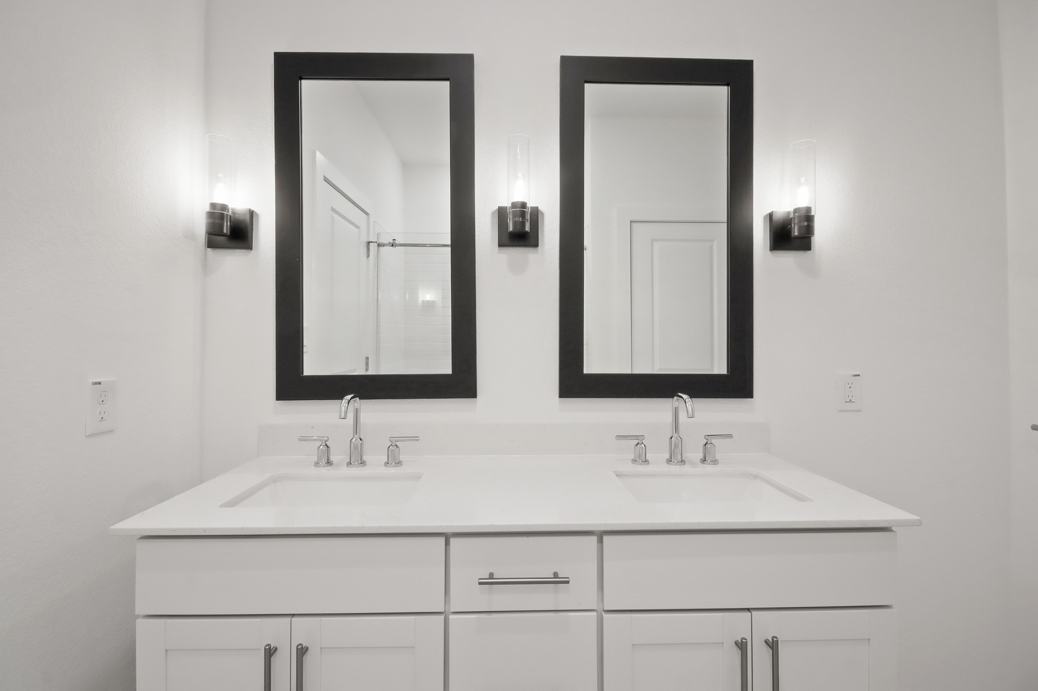 7811 Jade Crest Drive Angleton, TX 77515 - Photo 14 of 30 a bathroom with double sink and a mirror