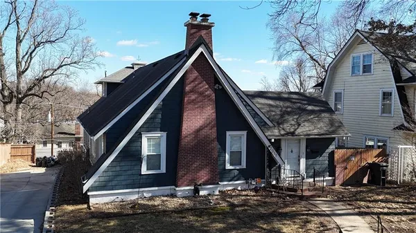 $274,900 | 2011 Lovers Lane, St. Joseph, MO 64505