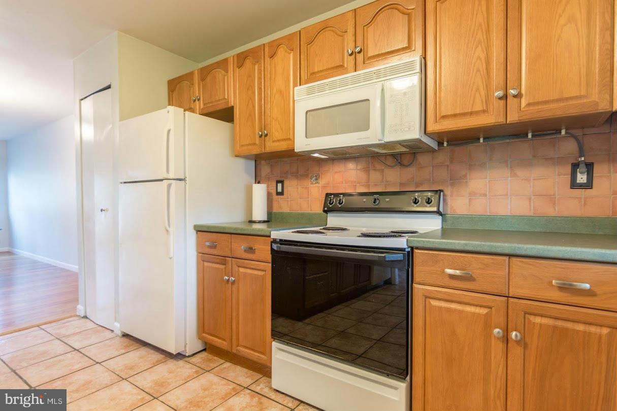 1017 Cedar Ridge Court Annapolis, MD 21403 - Photo 8 of 20 a kitchen with stainless steel appliances granite countertop a refrigerator a stove and a sink