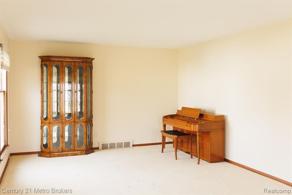 5444 Provincial Road Grand Blanc, MI 48439 - Photo 8 of 22 Gallery Image 8
