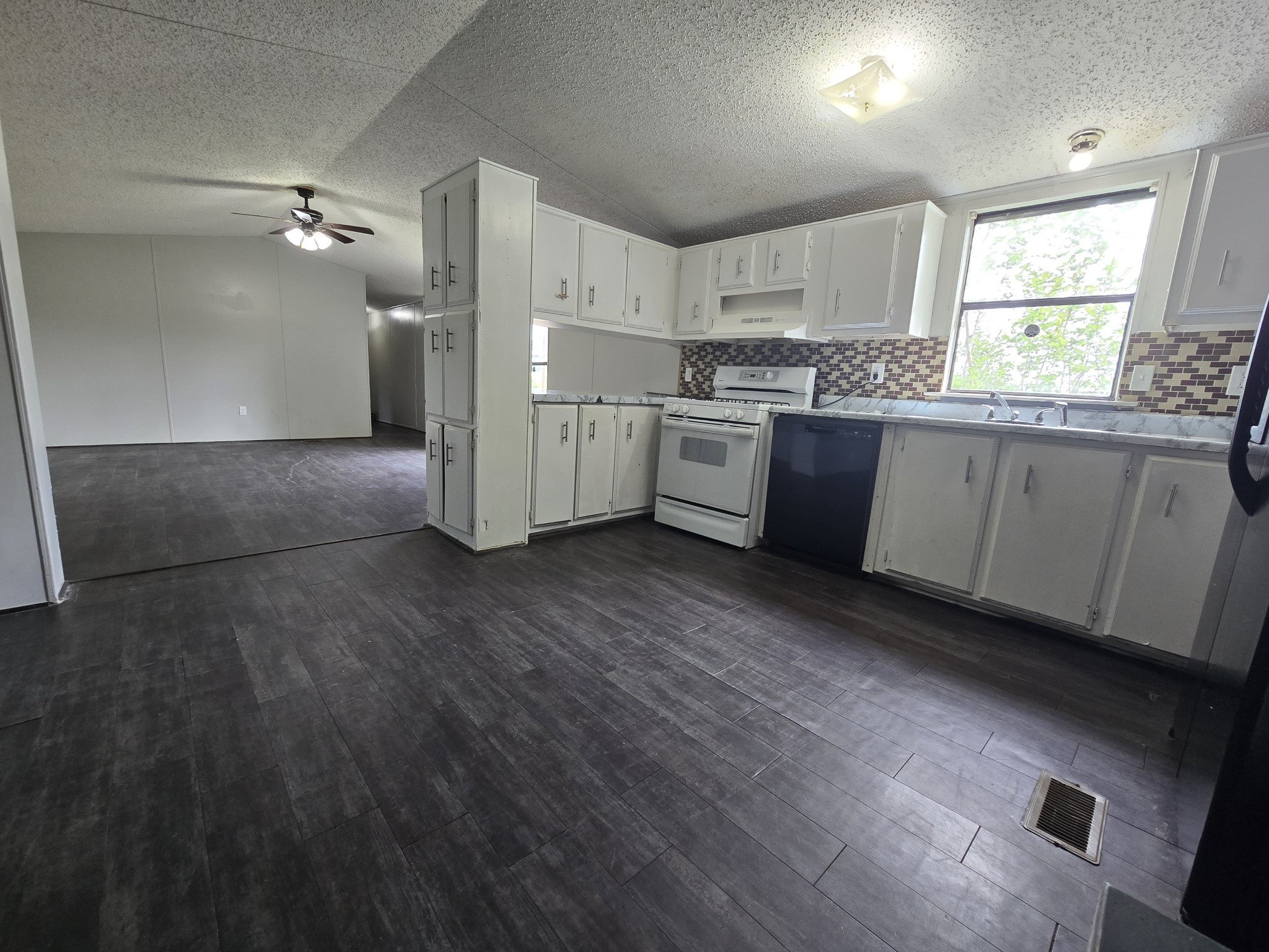 1449 Beach Airport Road Conroe, TX 77301 - Photo 4 of 23