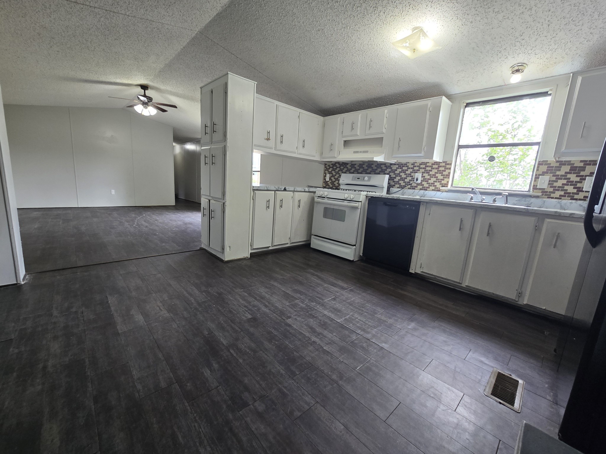 1449 Beach Airport Road Conroe, TX 77301 - Photo 6 of 23