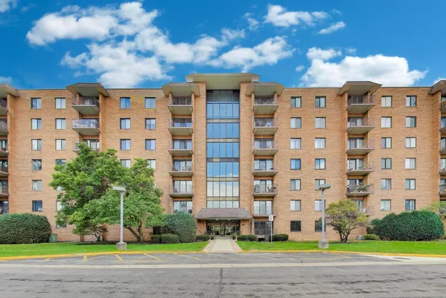 $280,000 | 1717 West Crystal Lane, Unit 610, Mount Prospect, IL 60056