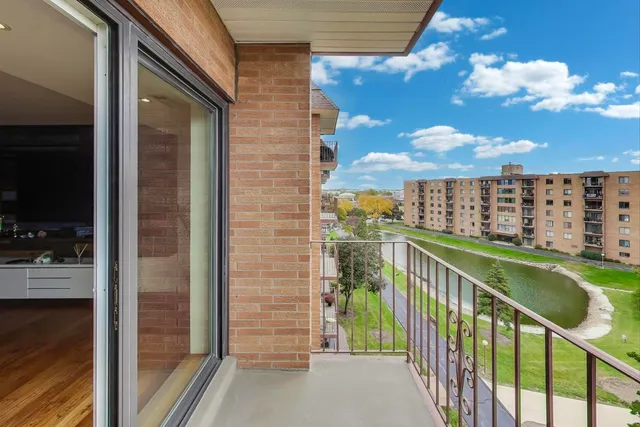 $280,000 | 1717 West Crystal Lane, Unit 610, Mount Prospect, IL 60056