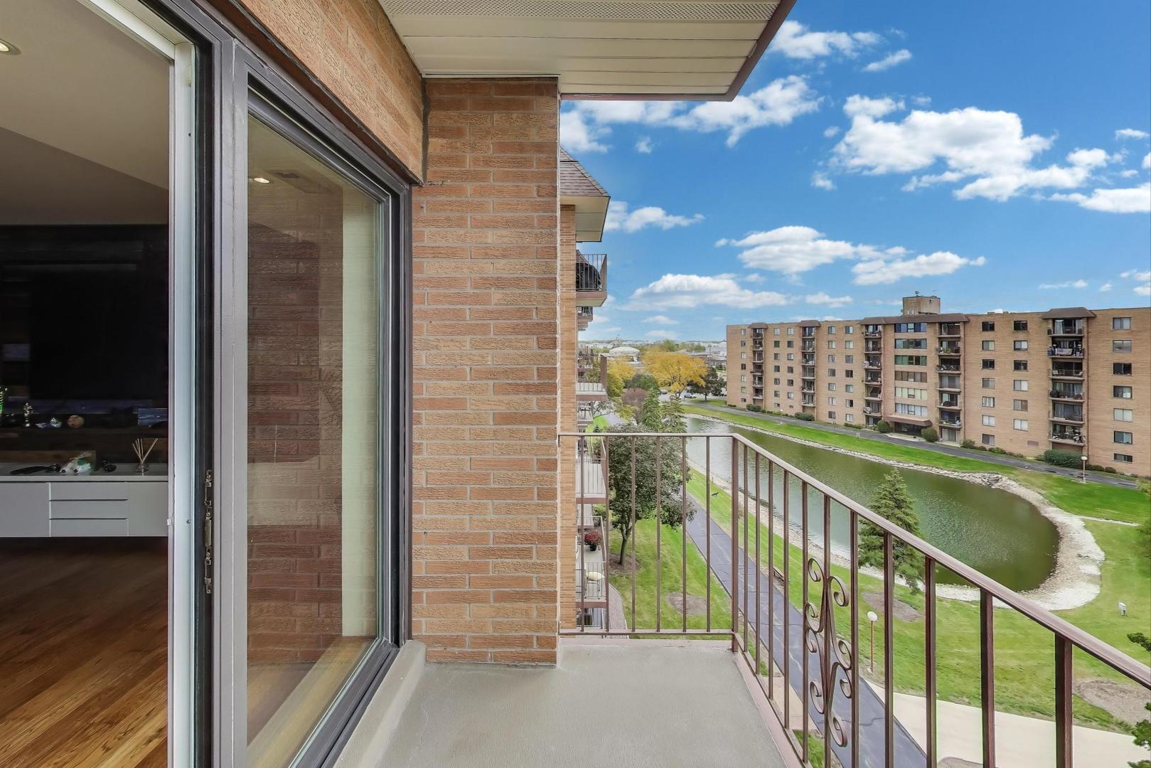 1717 West Crystal Lane, Unit 610 Mount Prospect, IL 60056 - Photo 18 of 23 a view of balcony with workspace
