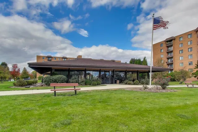 $280,000 | 1717 West Crystal Lane, Unit 610, Mount Prospect, IL 60056