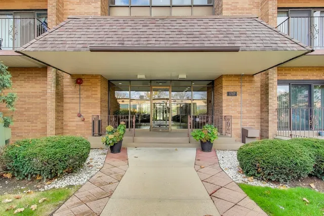 $280,000 | 1717 West Crystal Lane, Unit 610, Mount Prospect, IL 60056