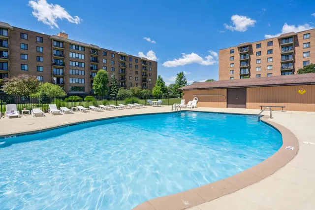 $280,000 | 1717 West Crystal Lane, Unit 610, Mount Prospect, IL 60056