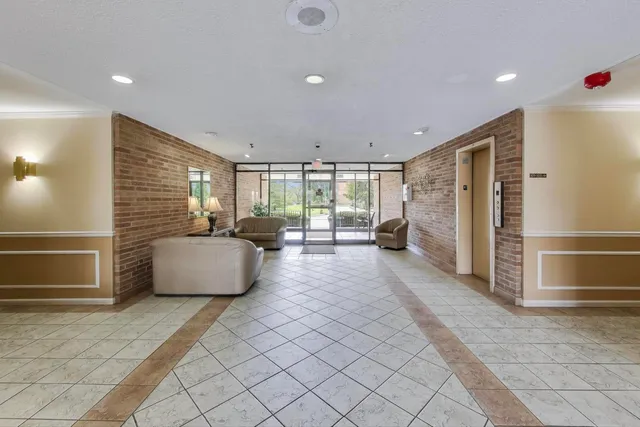 $280,000 | 1717 West Crystal Lane, Unit 610, Mount Prospect, IL 60056