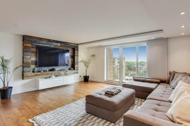 $280,000 | 1717 West Crystal Lane, Unit 610, Mount Prospect, IL 60056