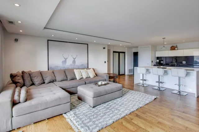 $280,000 | 1717 West Crystal Lane, Unit 610, Mount Prospect, IL 60056