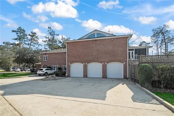 $3,300 | 632 Village Lane South, Mandeville, LA 70471