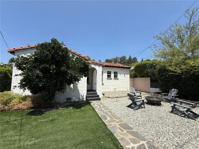 a view of a backyard