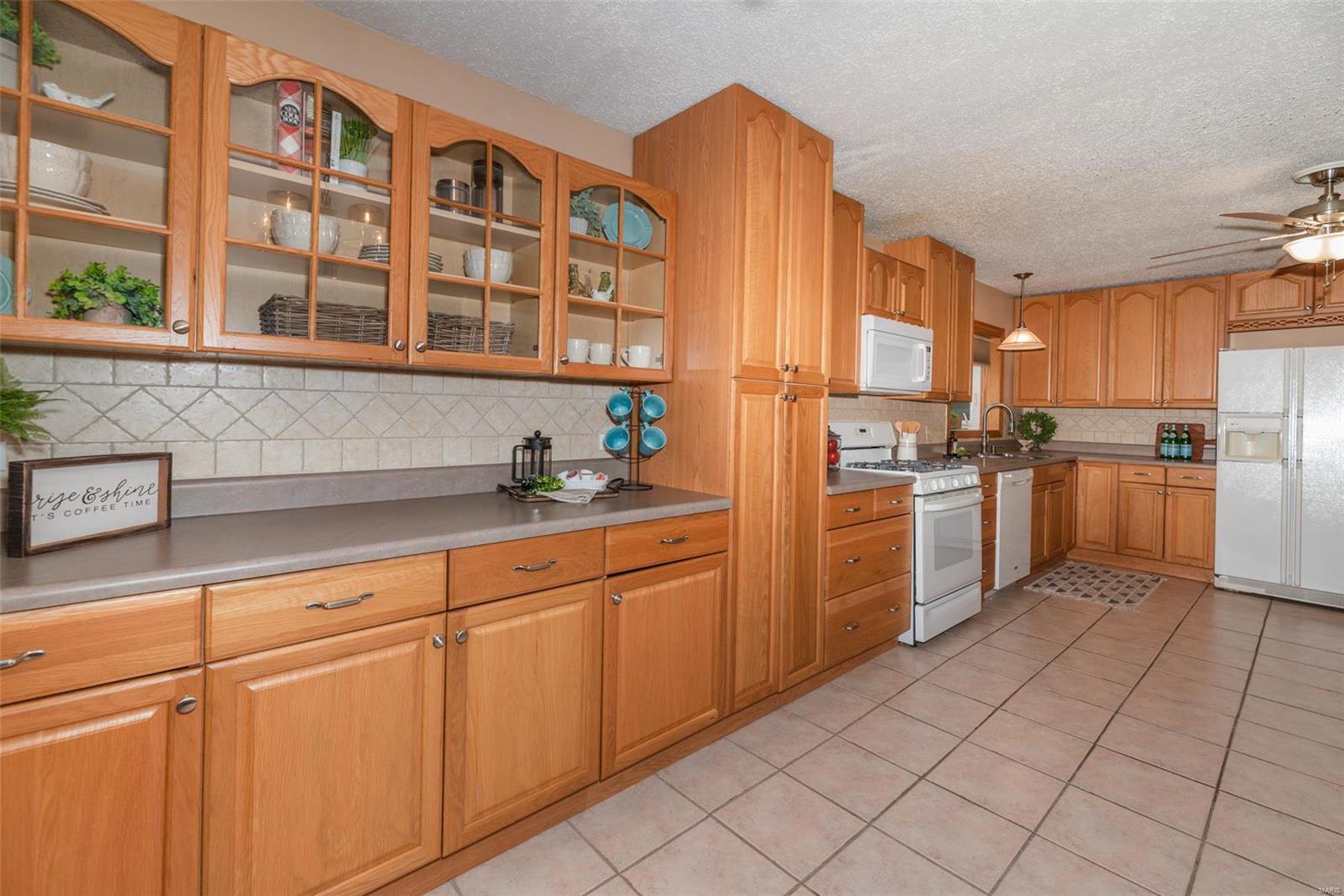 5597 Viewpoint Lane St. Louis, MO 63128 - Photo 6 of 66