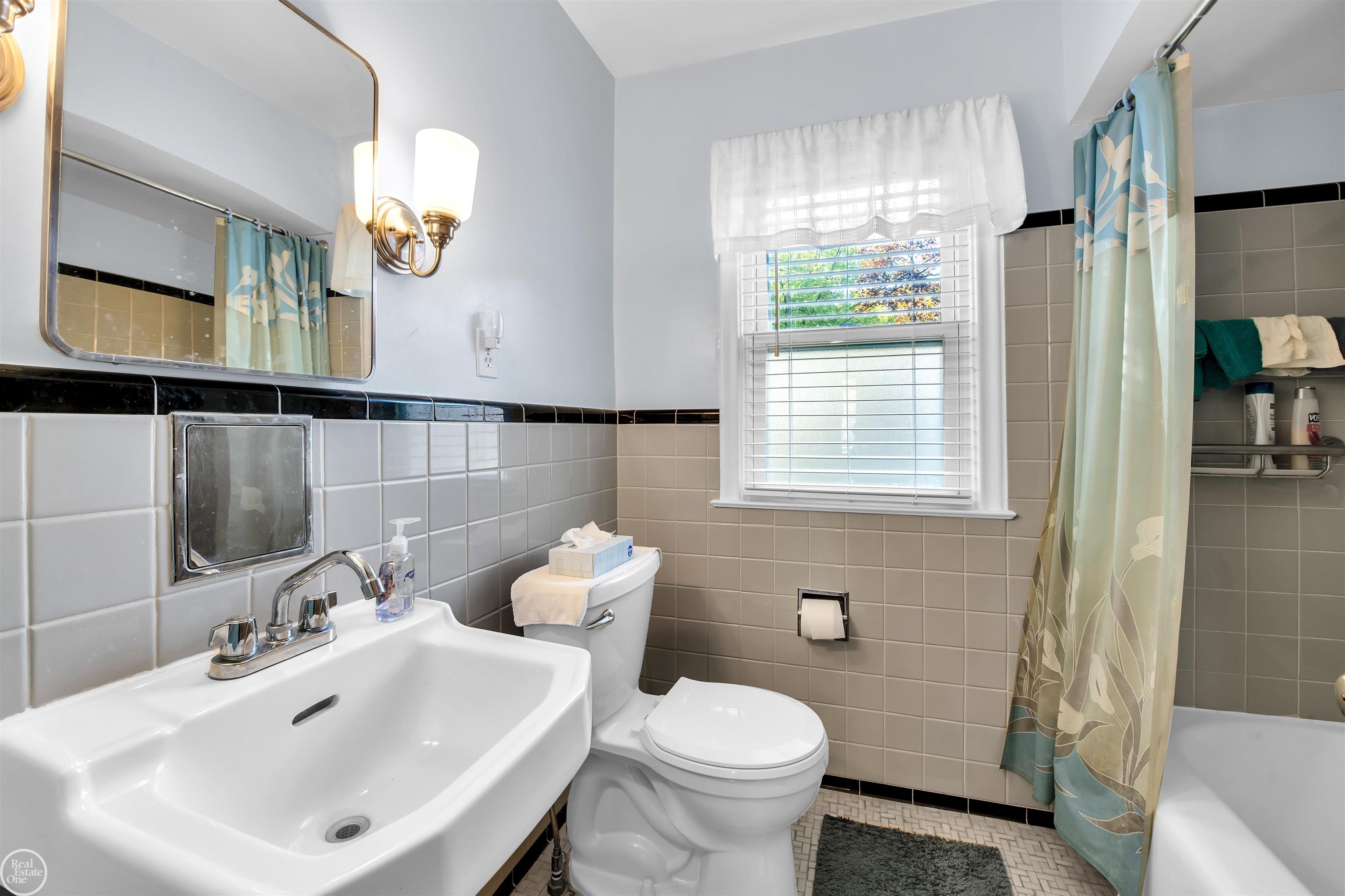 16320 Aurora Avenue Eastpointe, MI 48021 - Photo 16 of 25 Classic Original Bath