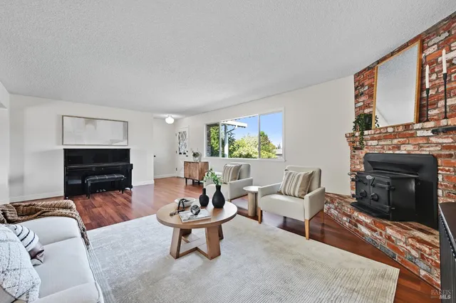 $1,199,000 | 9 Arlene Court, Petaluma, CA 94952