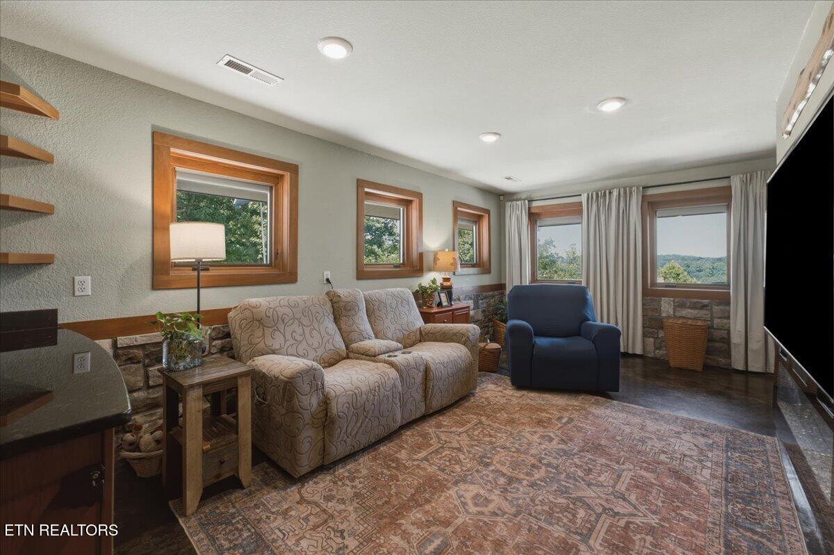 111 Eagle Ridge Road Kingston, TN 37763 - Photo 23 of 52 06-Living Room