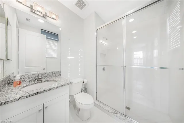 en empty room with window and ceiling fan