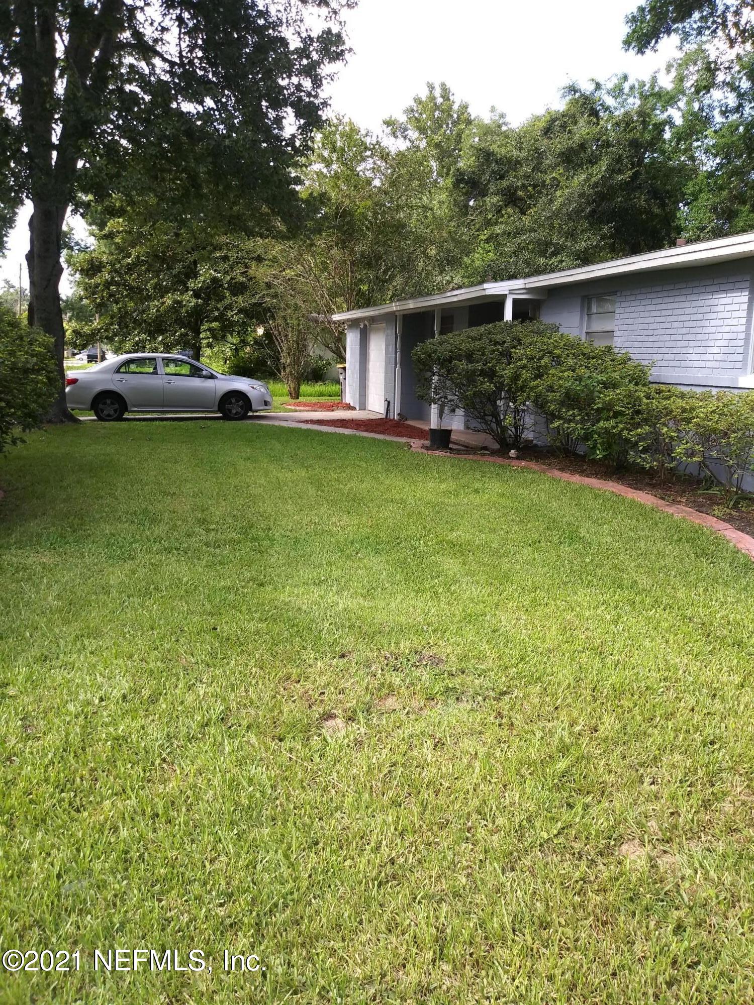 4245 Springwood Road Jacksonville, FL 32207 - Photo 2 of 12 a view of a backyard with sitting area