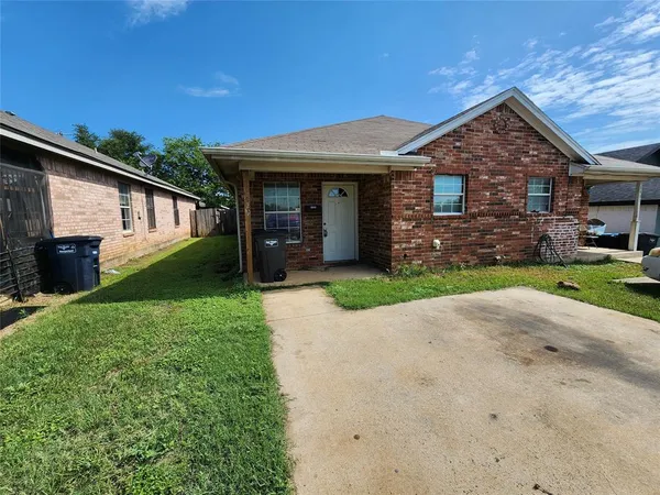$1,350 | 1429 East Robert Street, Fort Worth, TX 76104