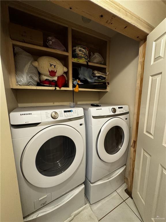 3107 Fresno Avenue Hidalgo, TX 78557 - Photo 8 of 20 a utility room with dryer and washer
