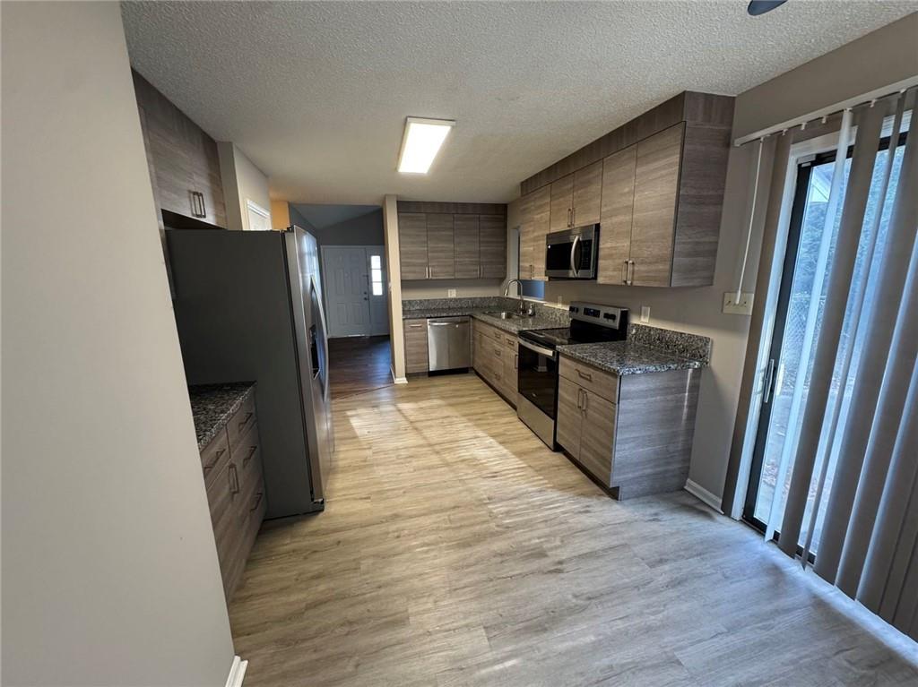 316 Ridgestone Drive Warner Robins, GA 31088 - Photo 16 of 21 a kitchen with granite countertop a refrigerator and a sink