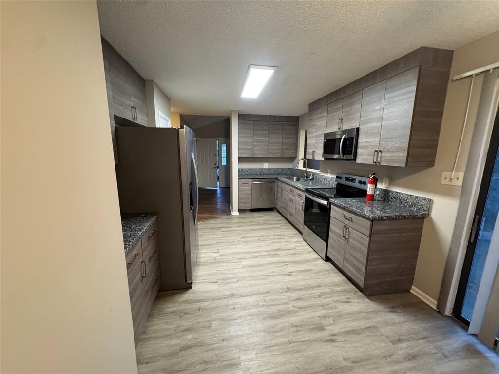 316 Ridgestone Drive Warner Robins, GA 31088 - Photo 7 of 21 a kitchen with stainless steel appliances granite countertop a refrigerator and a stove