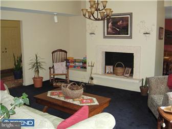 926 Scholl Road Pottstown, PA 19465 - Photo 6 of 12 Living Room