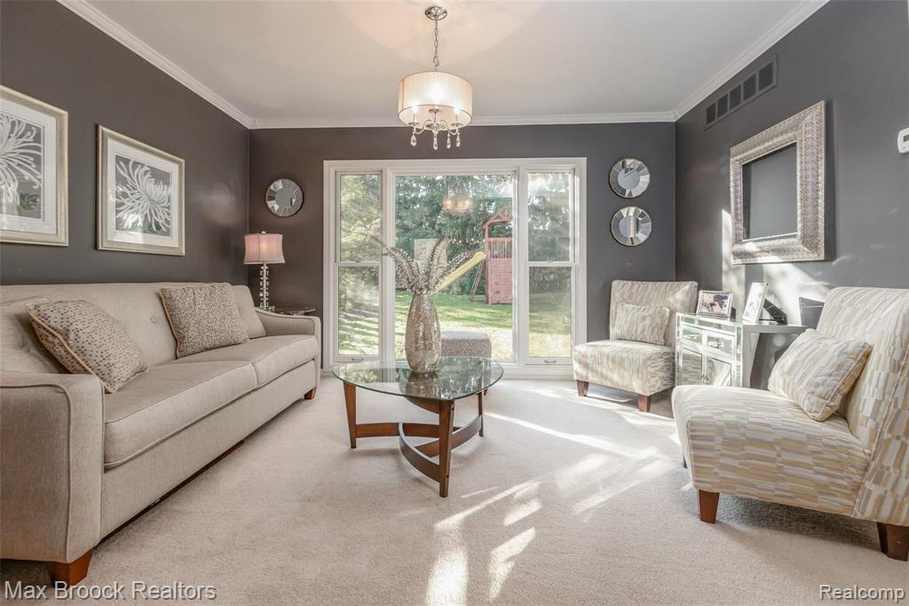 313 Lake Forest Road Rochester Hills, MI 48309 - Photo 11 of 32
