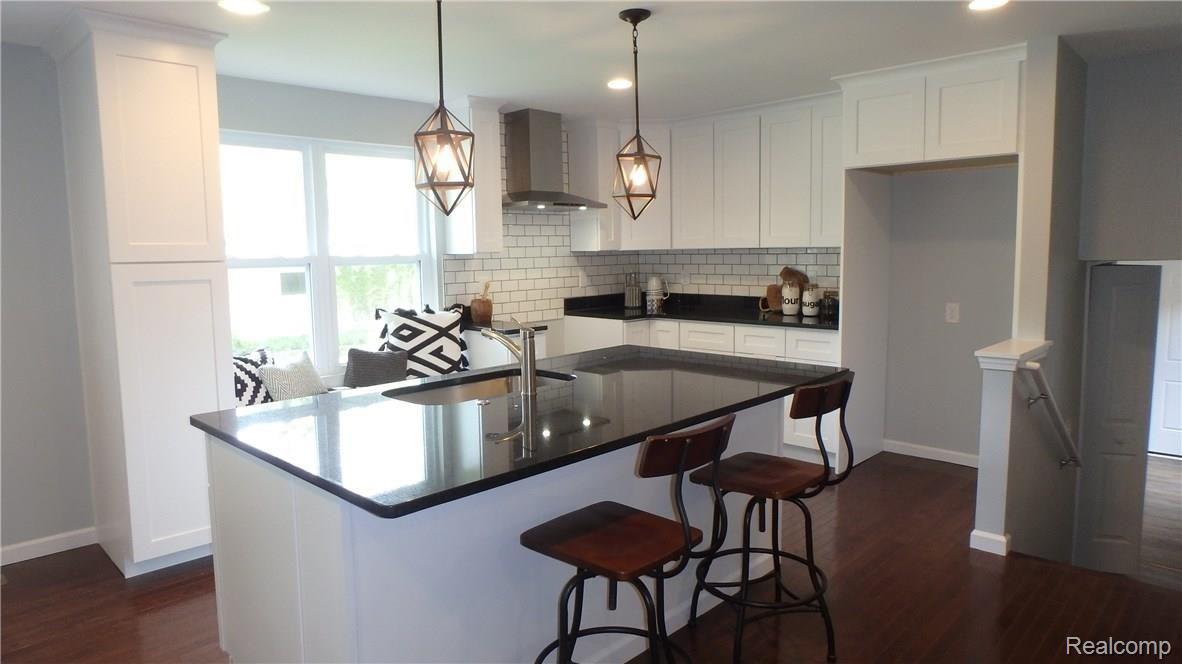 3370 Greenwood Street Rochester, MI 48309 - Photo 7 of 21 Gorgeous kitchen with granite counter tops, island and window seat