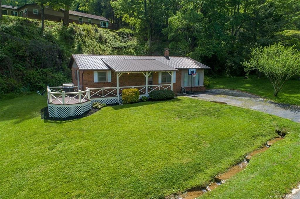 427 Kitchens Branch Road Sylva, NC 28779 - Photo 4 of 27 a front view of a house with garden