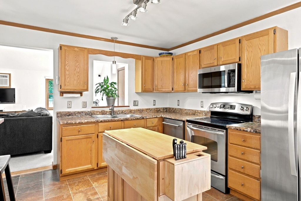 274 Strong Street Amherst, MA 01002 - Photo 6 of 37