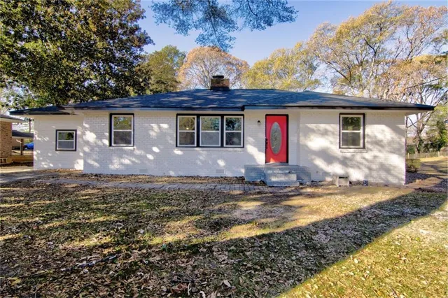 a view of a house with a yard