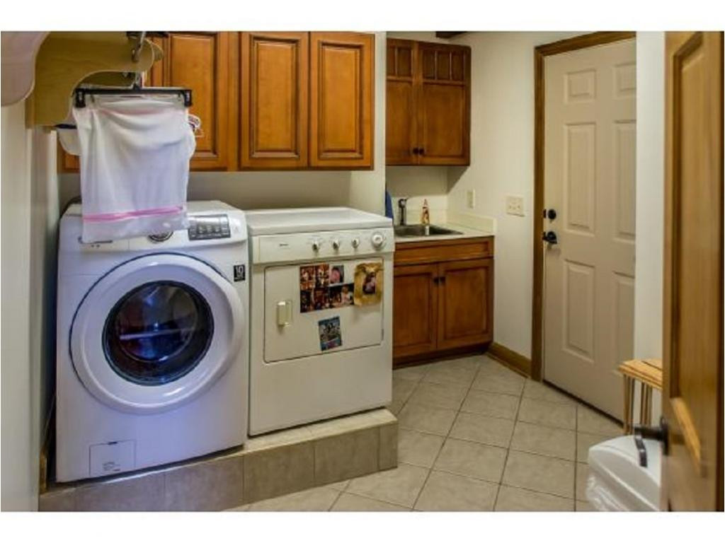285 Claude Simmons Road Johnson City, TN 37604 - Photo 17 of 33 Laundry Room with sink