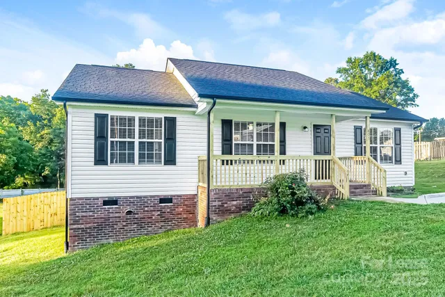 a view of front of a house with a yard
