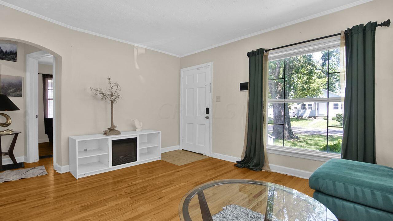 513 Elaine Road Columbus, OH 43213 - Photo 5 of 27 Living Room