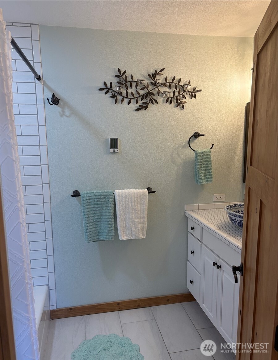 8 Mundinger Lane Omak, WA 98841 - Photo 18 of 37 a bathroom with a bathtub sink and mirror