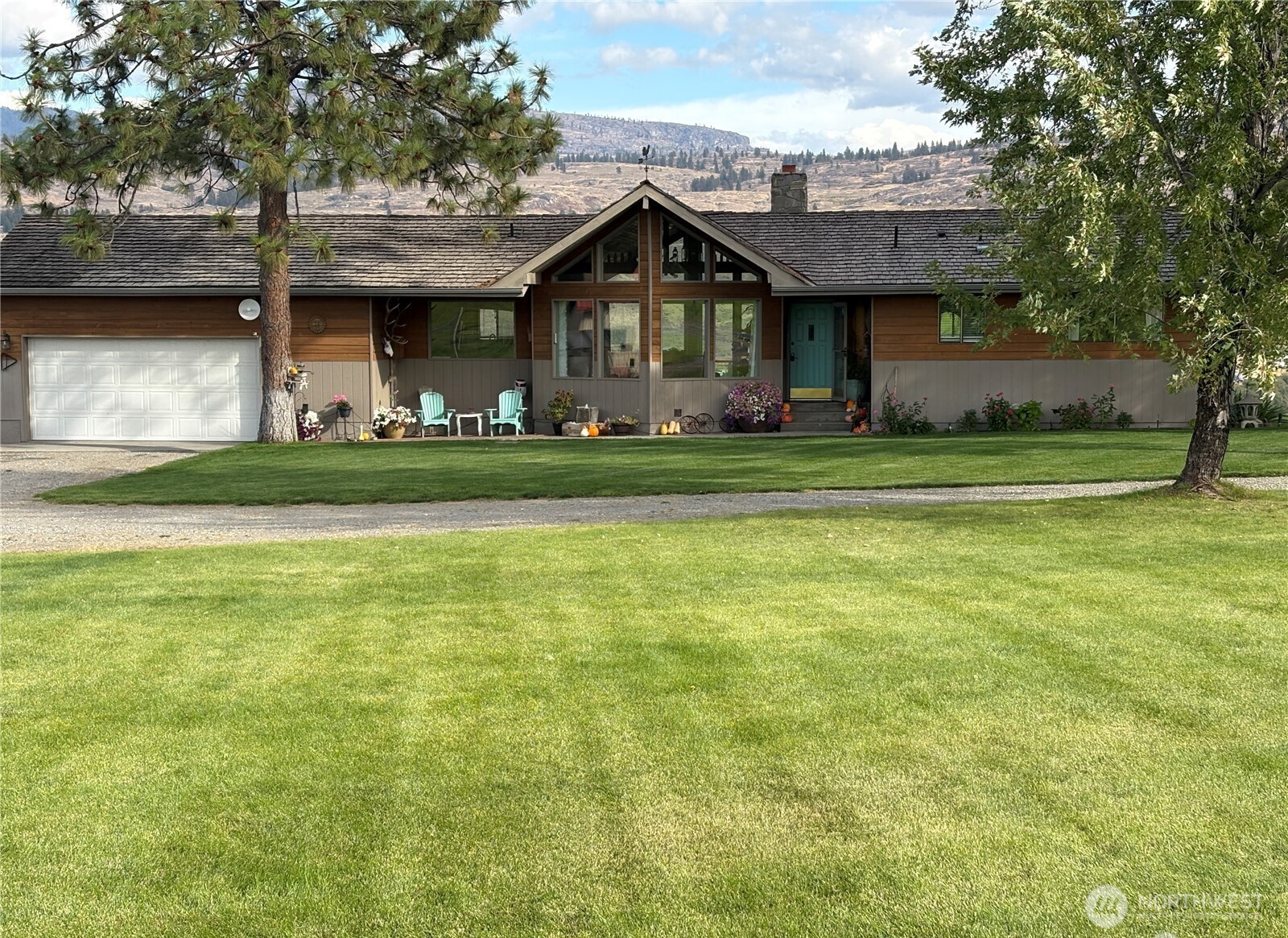 8 Mundinger Lane Omak, WA 98841 - Photo 2 of 37 a front view of a house with a garden