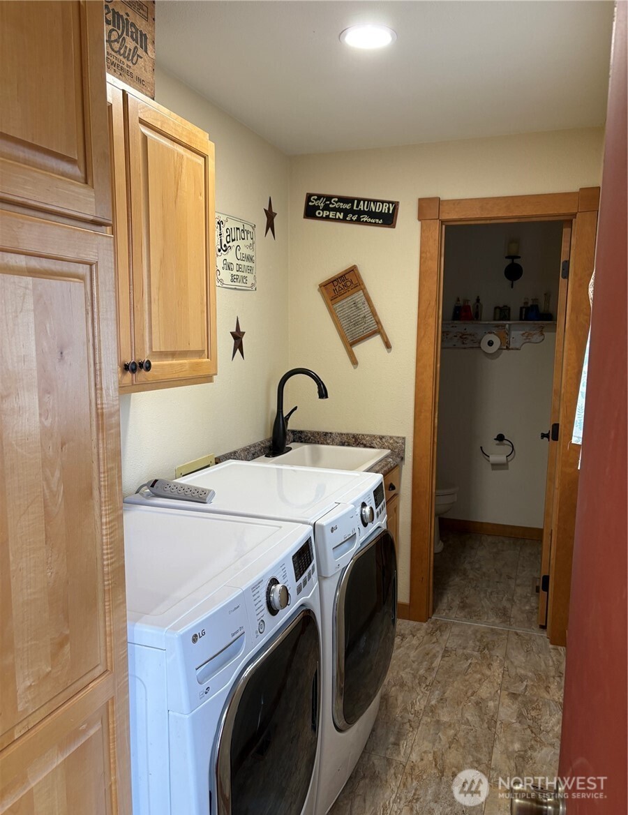 8 Mundinger Lane Omak, WA 98841 - Photo 21 of 37 a utility room with dryer and washer