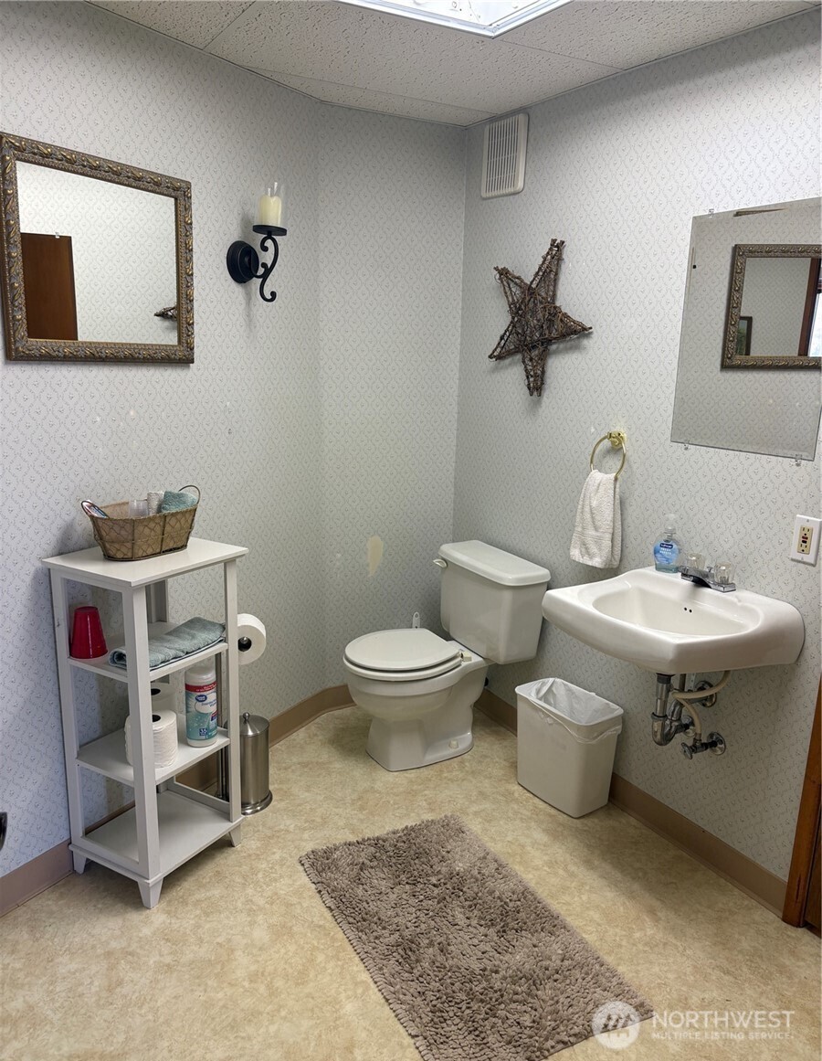 8 Mundinger Lane Omak, WA 98841 - Photo 22 of 37 a bathroom with a sink toilet and a mirror